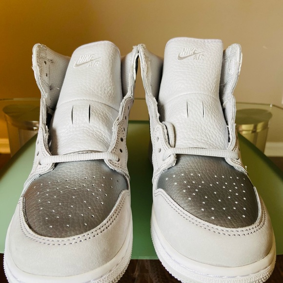 Air Jordan 1. 6.5 Y. Neutral gray/ Metallic silver - Picture 3 of 6
